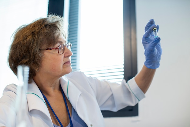 Médecin travaillant sur la recherche médicale