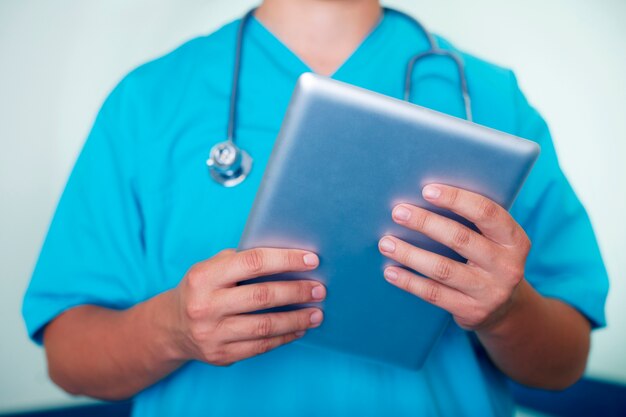 Médecin travaillant sur tablette numérique