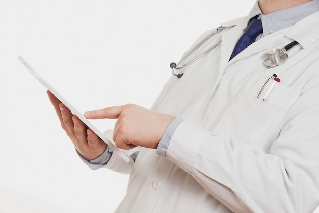 Médecin travaillant avec tablette