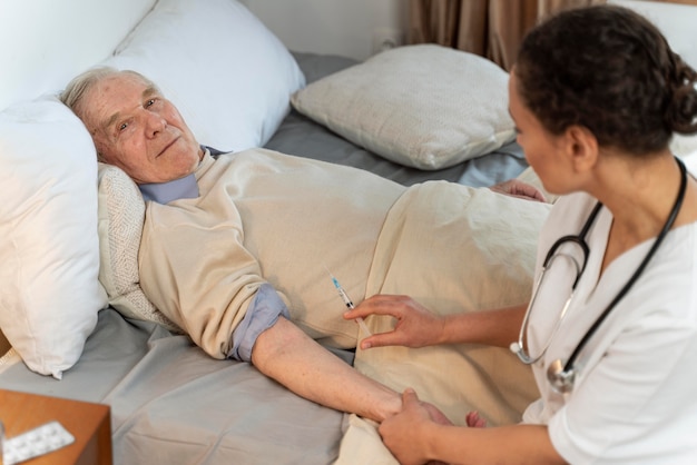 Médecin vaccinant un patient âgé