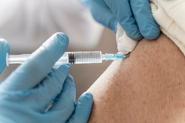 Médecin vaccinant son patient