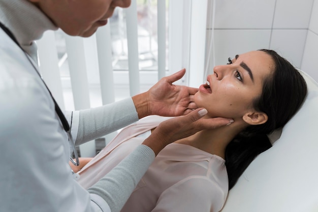 Photo gratuite médecin vérifiant la bouche d'un patient