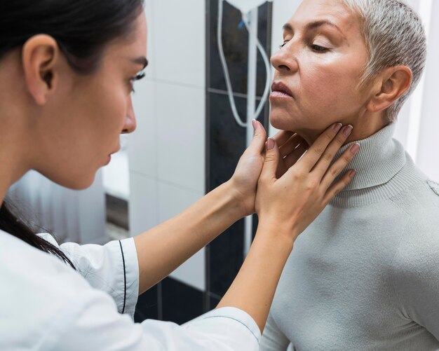 Médecin vérifiant le cou d'un patient