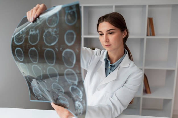 Médecin vérifiant la radiographie des patients