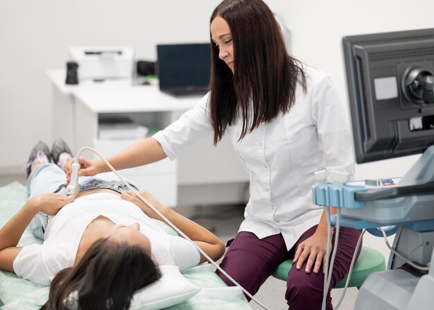 Médecin vérifiant la santé des patients