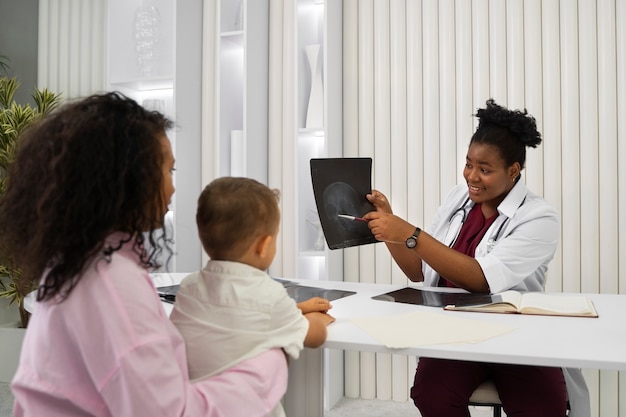 Médecin De Vue De Côté Expliquant La Radiographie