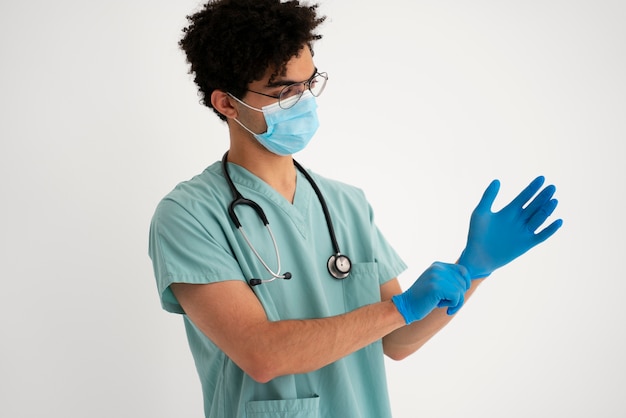 Photo gratuite médecin vue de côté mettant des gants