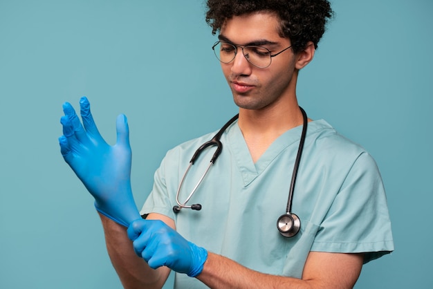 Médecin vue de côté mettant des gants