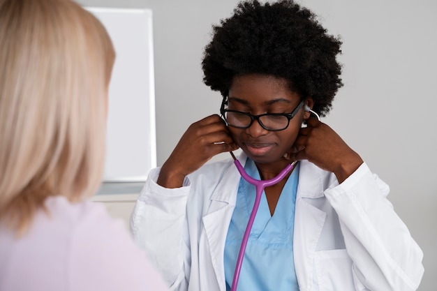 Photo gratuite médecin vue de face avec stéthoscope