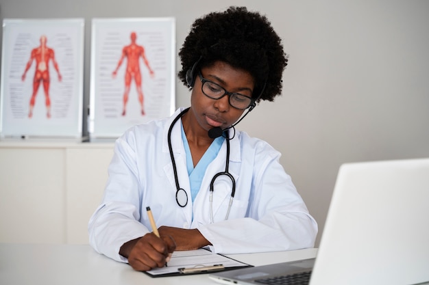 Médecin vue de face travaillant avec un ordinateur portable