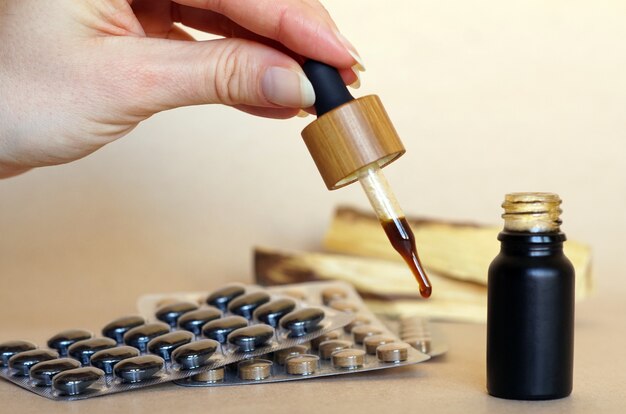 Médecine naturelle brune dans une petite bouteille avec une pipette