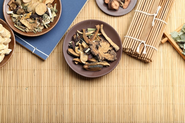 Médecine traditionnelle chinoise sur le bureau de bambou