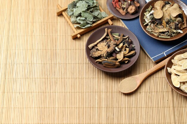 Médecine traditionnelle chinoise sur le bureau de bambou