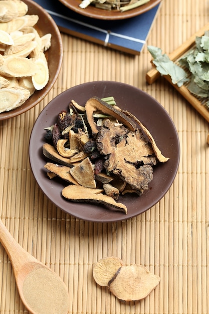 Médecine traditionnelle chinoise sur le bureau de bambou