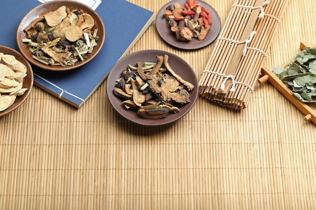 Photo gratuite médecine traditionnelle chinoise sur le bureau de bambou