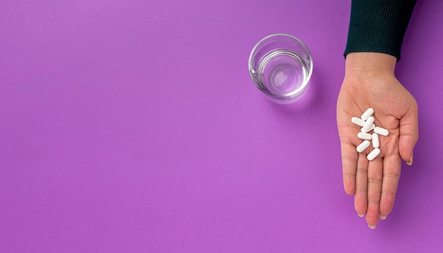 Photo gratuite médecine et verre d'eau