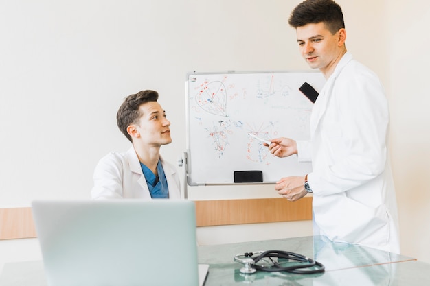 Photo gratuite médecins devant le tableau blanc