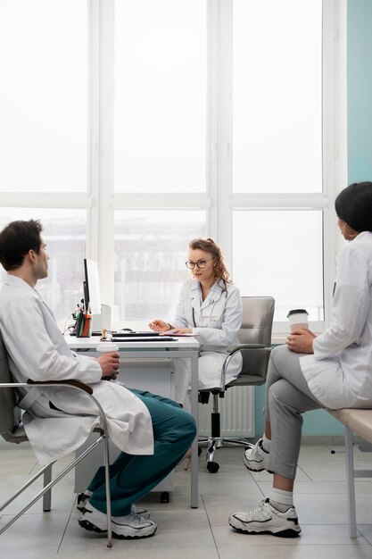 Médecins discutant au travail avec des tasses à café