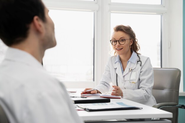 Médecins discutant au travail vue latérale