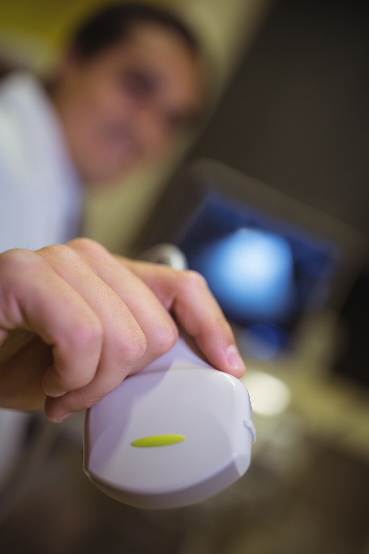 Photo gratuit médecins main tenant une sonde à ultrasons
