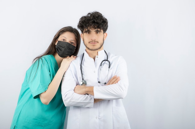 Médecins Masculins Et Féminins Debout Et Regardant La Caméra.