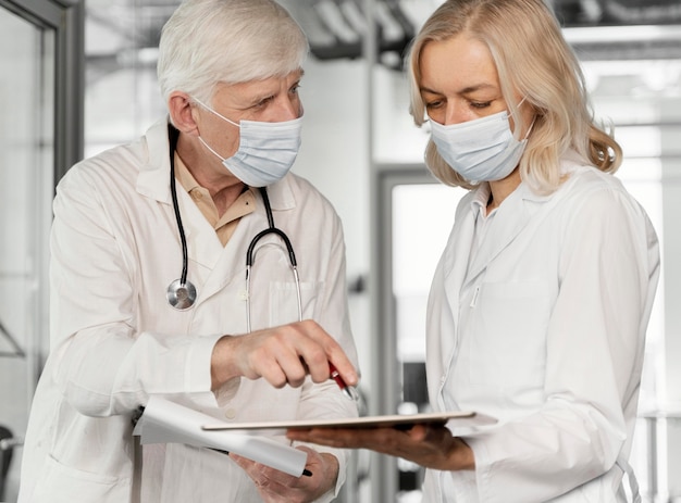 Photo gratuite médecins avec des masques médicaux parlant