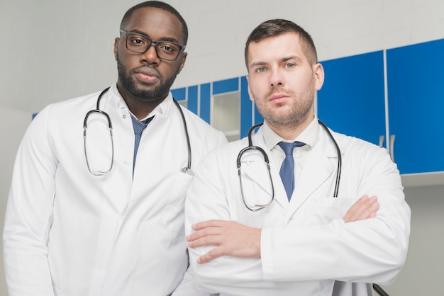 Médecins multiraciales confiants