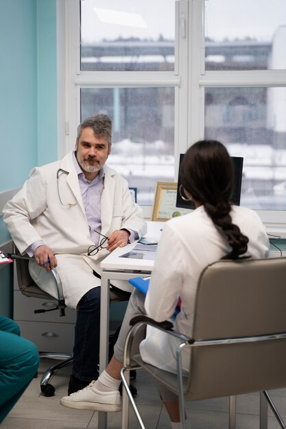 Médecins à pleine vue discutant au travail