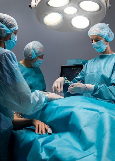 Médecins pratiquant une intervention chirurgicale sur un patient