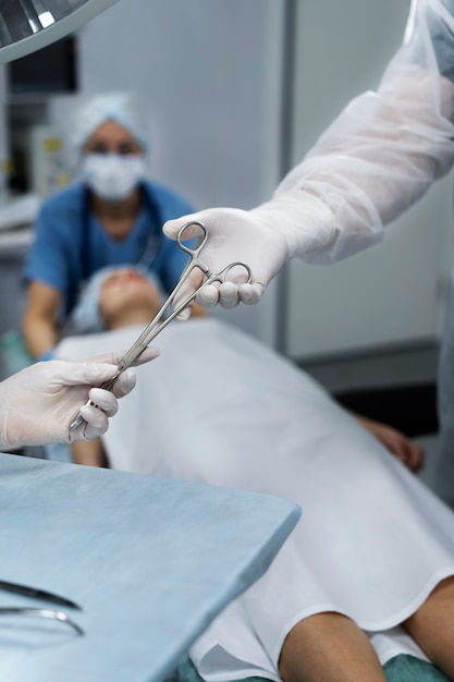 Médecins en salle d'opération