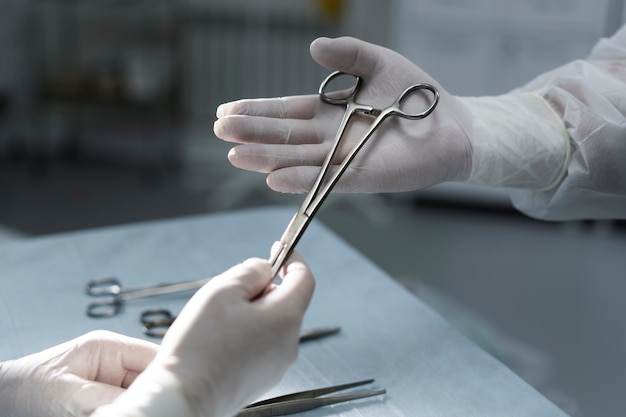 Médecins en salle d'opération