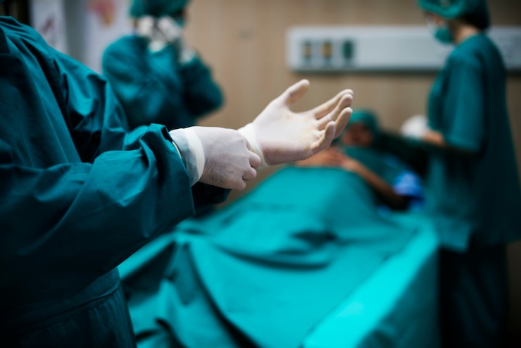 Photo gratuit médecins se préparant à une opération