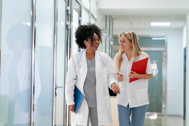 Photo gratuite médecins souriants vue de face au travail