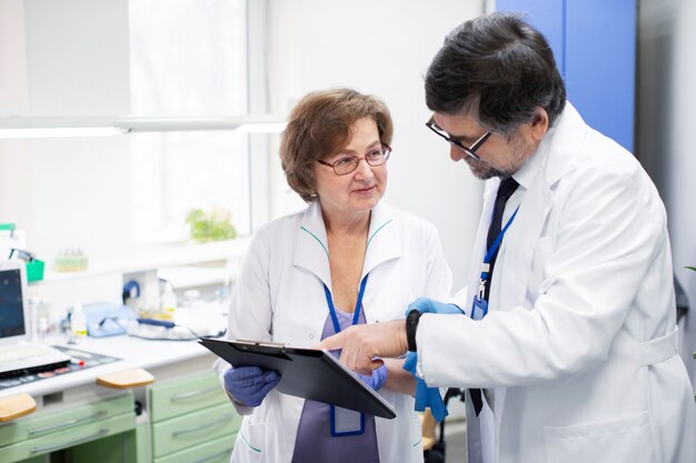 Médecins travaillant ensemble sur la recherche médicale