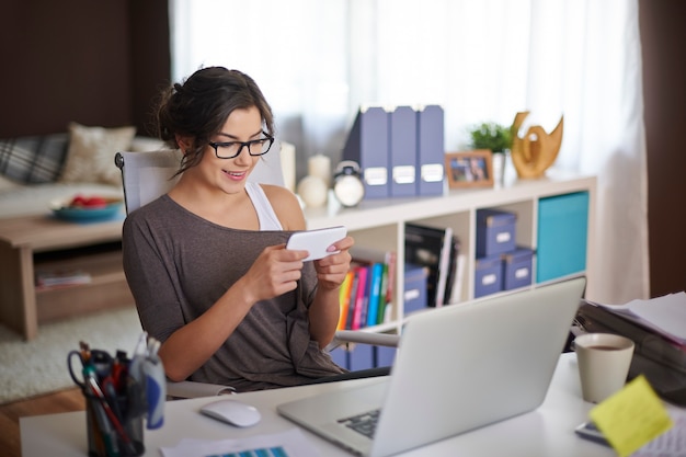 Médias sociaux pendant le travail