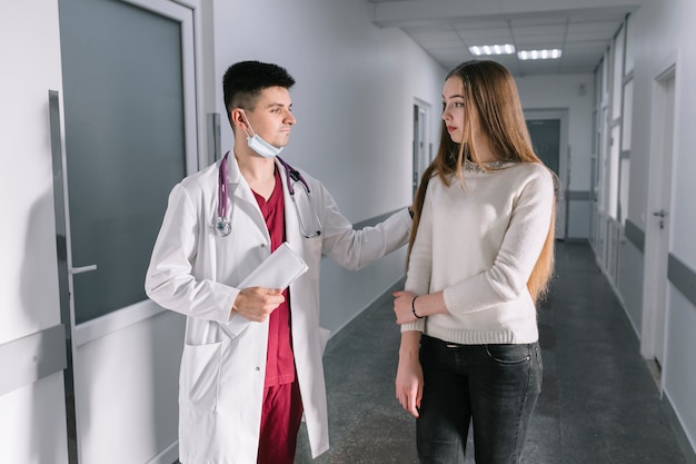 Photo gratuite medic acclamant le patient dans le hall