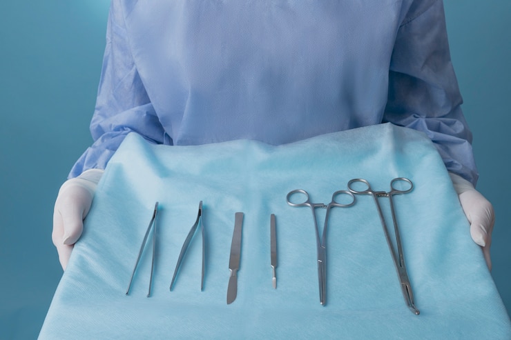 Photo gratuit medic tenant un plateau d'instruments