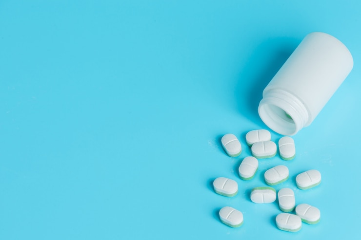 Photo gratuit des médicaments, des fournitures médicales placés sur un bleu.