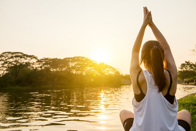 Photo gratuite méditant paix soleil méditer bien-être