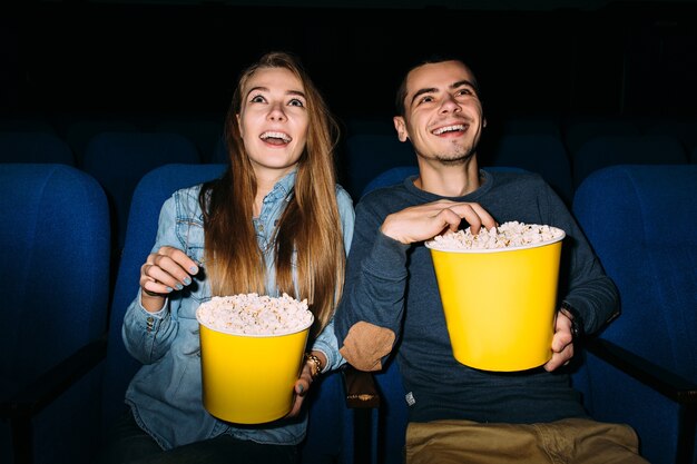 Meilleur divertissement de date au cinéma. Jeune couple profitant d&#39;un film au cinéma