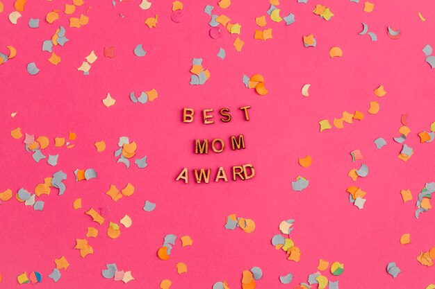 Meilleur titre de maman parmi les confettis
