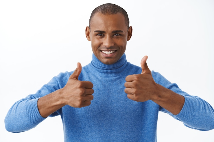 Photo gratuit meilleure offre en ligne. portrait d'un homme afro-américain confiant assurant son bon, montre le pouce levé comme recommande, approuve ou aime le produit