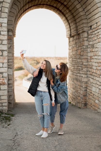 Meilleures amies prenant un selfie