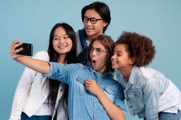 Meilleurs amis adolescents posant ensemble tout en faisant un selfie