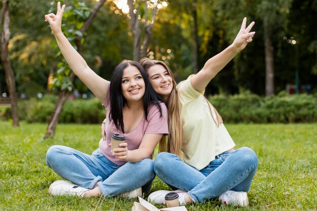 Meilleurs amis assis sur l'herbe