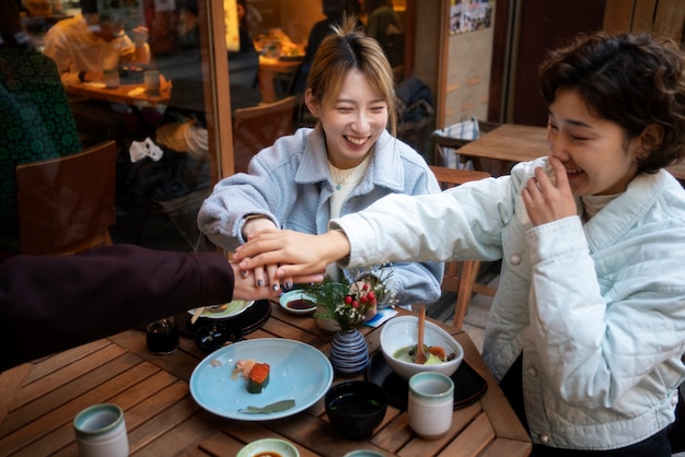 Meilleurs amis au restaurant