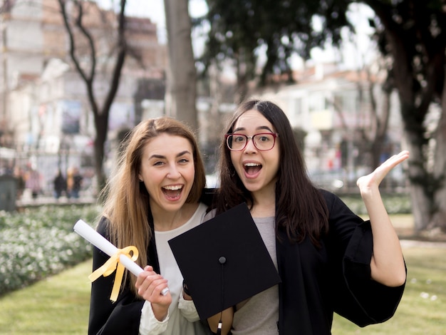 Meilleurs amis à la cérémonie de remise des diplômes