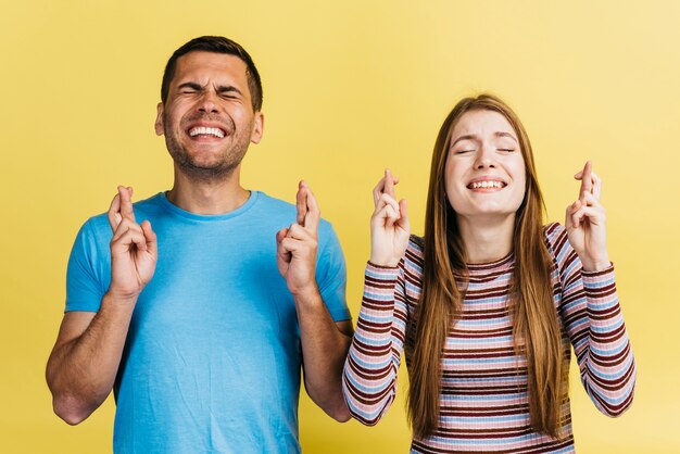 Meilleurs amis faisant un voeu