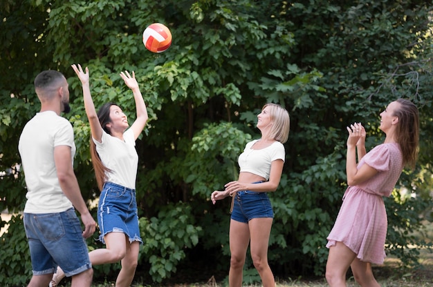 Photo gratuite meilleurs amis jouant au volley-ball après un coronavirus