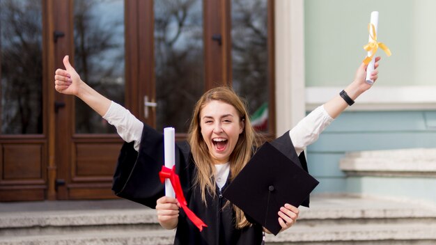 Meilleurs amis jouant à la cérémonie de remise des diplômes